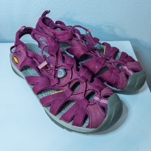 KEEN WOMANS MAROON SANDALS